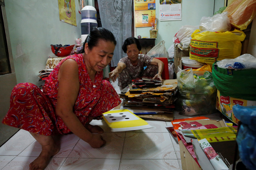 Cô Lệ Thủy cùng mẹ sắp xếp ve chai để mang đi bán