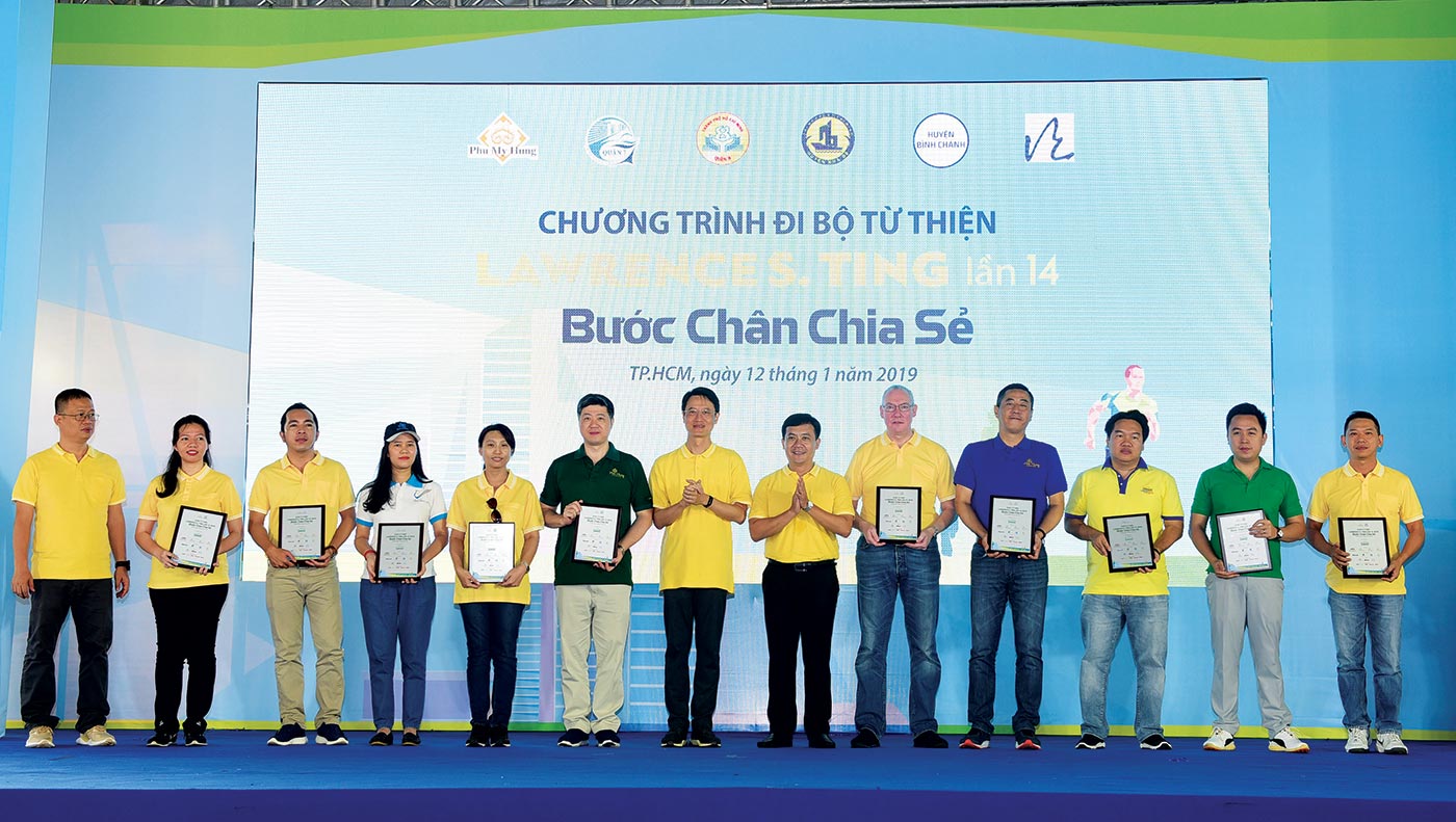 Các đơn vị đồng hành vinh dự nhận kỷ niệm chương từ Ban Tổ chức chương trình