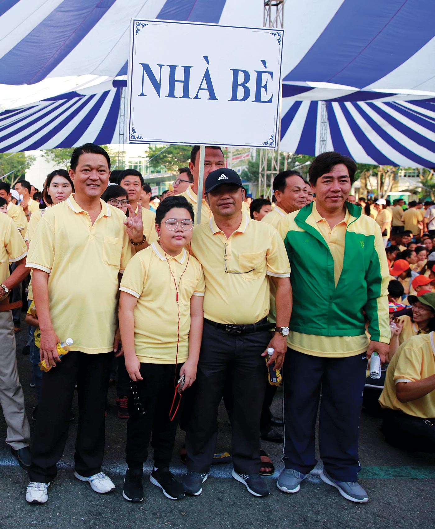 Ông Trần Bảo Danh (ngoài cùng bên phải) và người dân Huyện Nhà Bè trong chương trình năm 2019