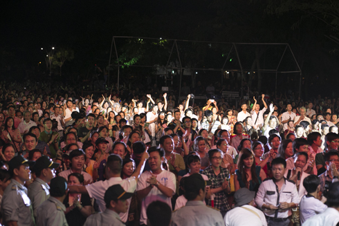 ‘Nối vòng tay lớn’ đạt kỷ lục hàng nghìn người hát