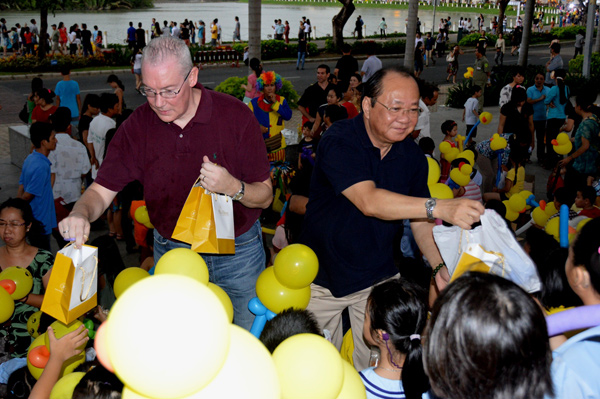 200 trẻ em chu du Hồ Bán Nguyệt ngắm Chú Vịt Vàng