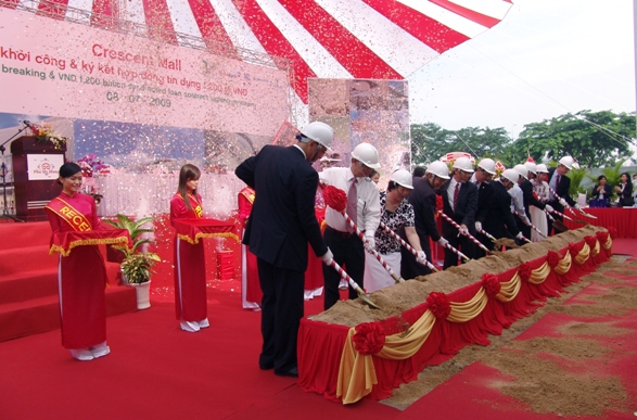 The ground breaking & 1,200 billion syndicated loan contract signing ceremony crescent mall