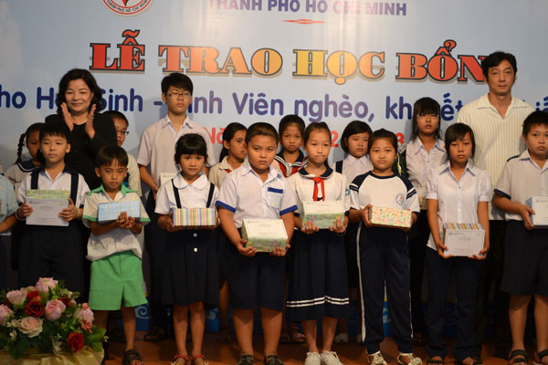 Trao 1548 suất học bổng cho học sinh sinh viên nghèo