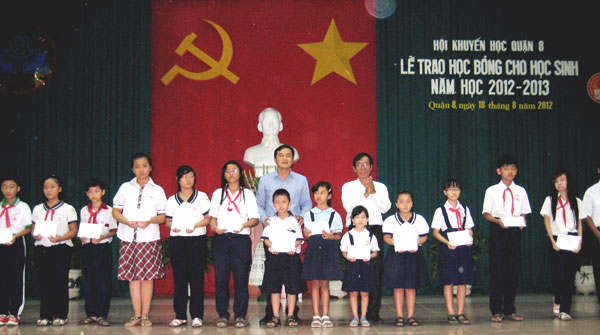 196 suất học bổng hỗ trợ cho năm học mới