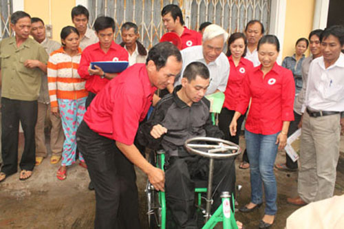 Trao tặng 190 xe lăn, xe lắc cho người khuyết tật