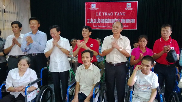 Quỹ Lawrence S.Ting tặng xe lăn tại Ninh Bình và Hòa Bình