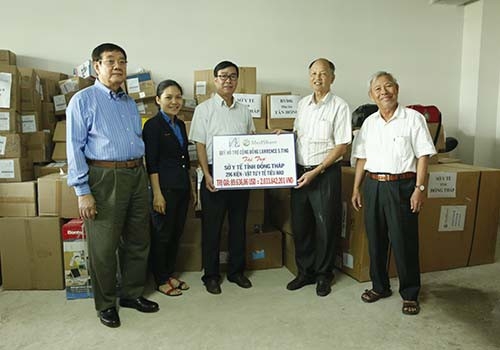 Ông Phan Chánh Dưỡng (thứ 2 từ phải sang), Giám đốc Quỹ Lawrence S.Ting, trao dụng cụ vật tư y tế tiêu hao cho đại diện Bệnh viện Đa khoa huyện Tân Hồng, tỉnh Đồng Tháp