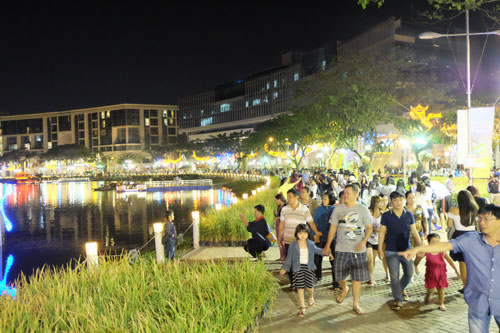 Rộn rã trên các nẻo đường hoa