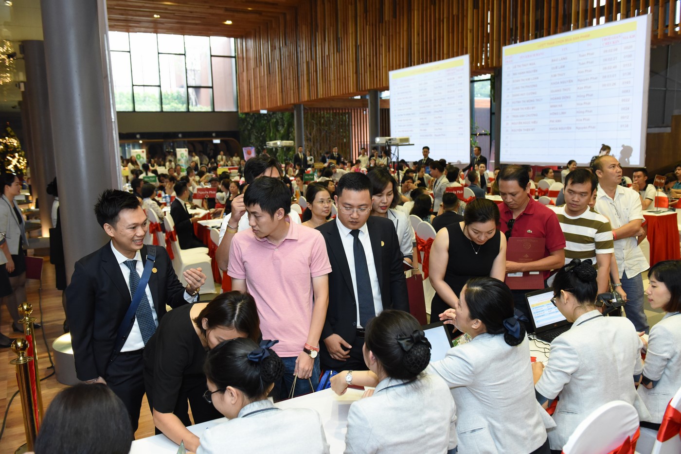 Người Sài Gòn xếp hàng chờ mua những “món quà” Giáng Sinh trị giá chục tỷ đồng