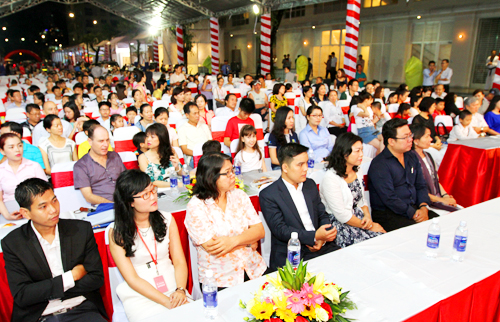 Hơn 1.000 người dự lễ hội chào đón cư dân Happy Valley