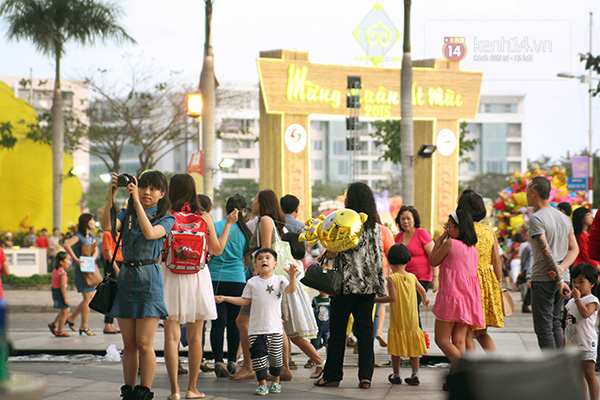 “Phố nhà giàu” ở Sài Gòn nhộn nhịp người vui xuân chiều mùng 2 Tết