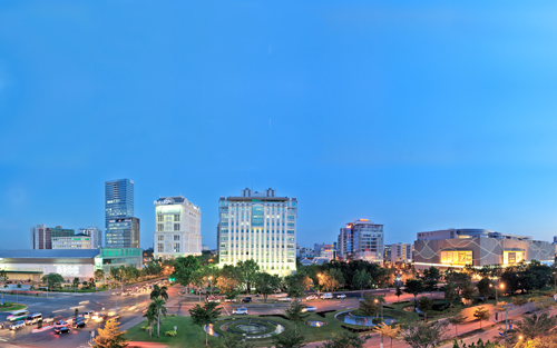 Với tốc độ đô thị hóa nhanh như hiện nay, những không gian xanh như thế này trở nên hiếm hoi. Tuy nhiên đây là những không gian thường thấy ở khu đô thị Phú Mỹ Hưng, cho dù bạn đang đi đến một khu căn hộ, hay một khu thương mại, văn phòng. Trong ảnh là một góc Khu Trung tâm Thương mại Tài chính Quốc tế. Ảnh Phạm Hữu Khánh