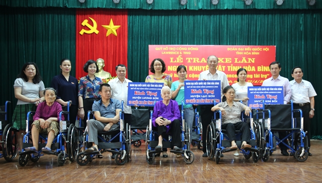 Quỹ Lawrence S. Ting trao 209 xe lăn cho người khuyết tật tỉnh Hòa Bình