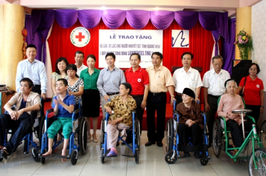 Quỹ Lawrence S. Ting trao 140 xe lăn, xe lắc