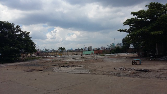  Một dự án khu dân cư đang được san lấp mặt bằng chuẩn bị đầu tư trên đường Nguyễn Hữu Thọ. Nơi đây, chỉ 2 tháng trước vẫn còn là mênh mông bụi rậm. 