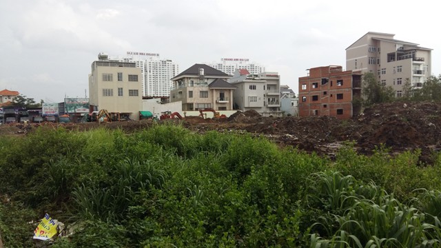  Dọc tuyến đường dẫn vào cảng Hiệp Phước, dự án biệt thư, nhà phố đang mọc lên khá dày đặc. 