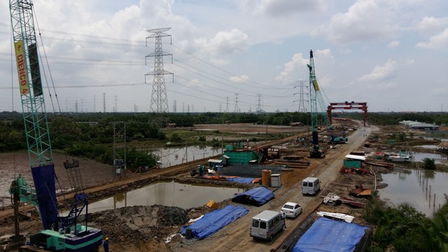  Trên công thường thi công dự án tuyến cao tốc Bến Lức - Long Thành. Tuyến đường này sẽ rút ngắn khoảng cách giao thương từ Tp.HCM, đi qua khu Nam đến các tỉnh miền Tây. 