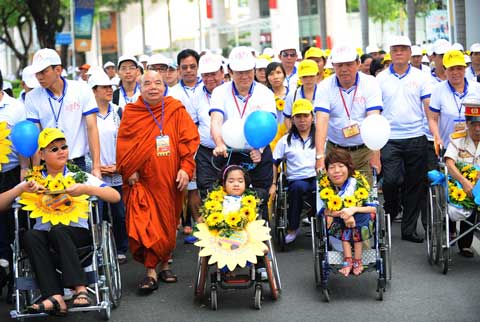 Chủ Tịch nước cùng đi bộ vì người khuyết tật