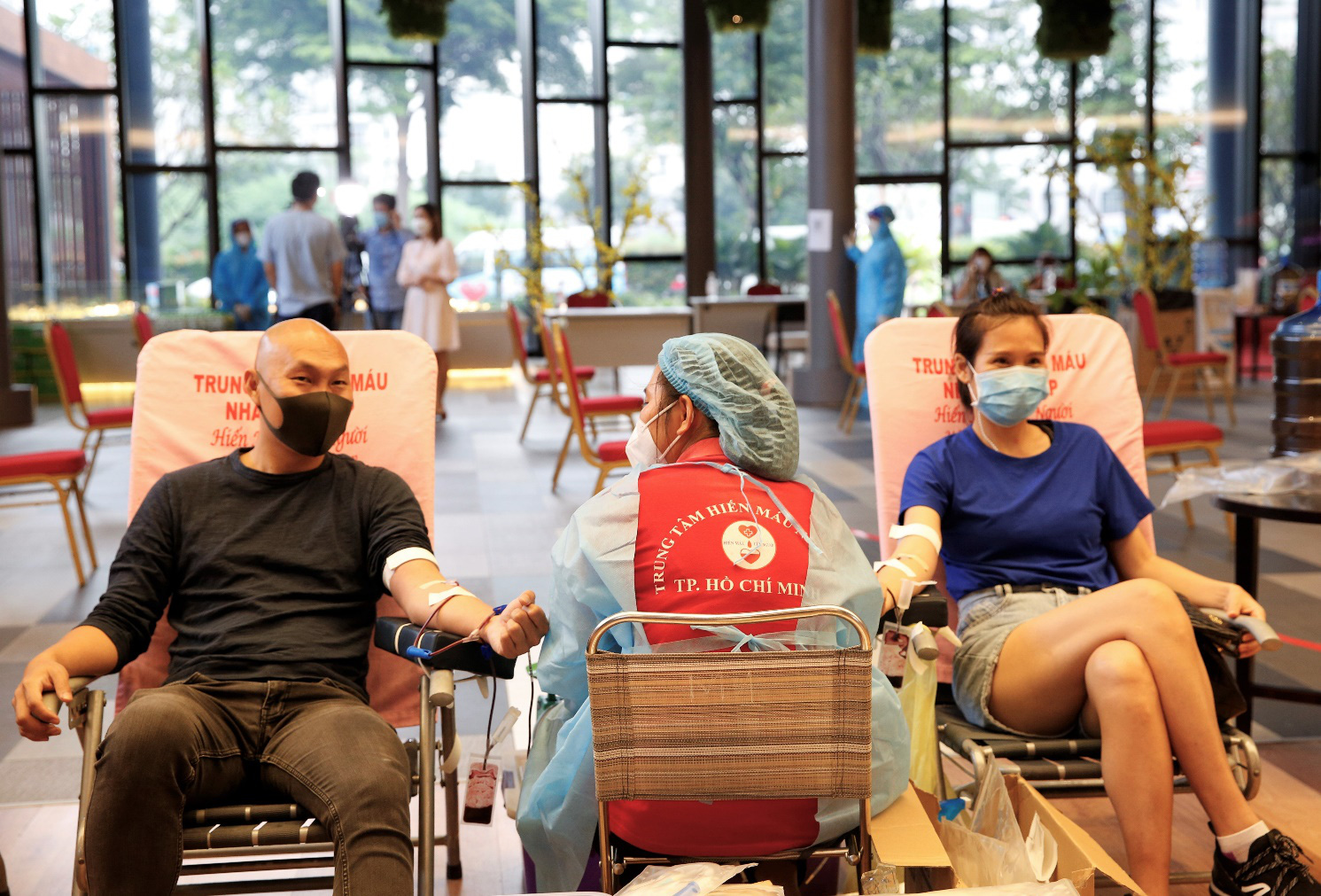Hưởng ứng lời kêu gọi từ cộng đồng, nhiều cư dân Phú Mỹ Hưng đăng ký tham gia chương trình 'Giọt máu sẻ chia - Ân tình mùa dịch'
