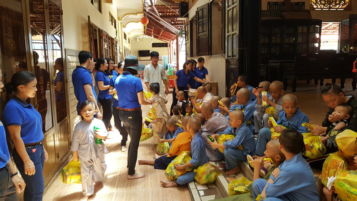 Đem hạnh phúc cùng đi chia sẻ – mang yêu thương đong đầy yêu thương