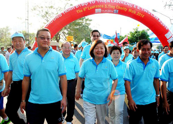 2,7 tỷ đồng ủng hộ người nghèo từ chương trình đi bộ từ thiện Lawrence S.Ting
