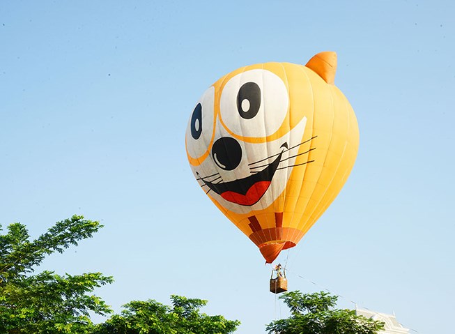 500 người bay cùng khinh khí cầu trong ngày Hữu nghị quốc tế