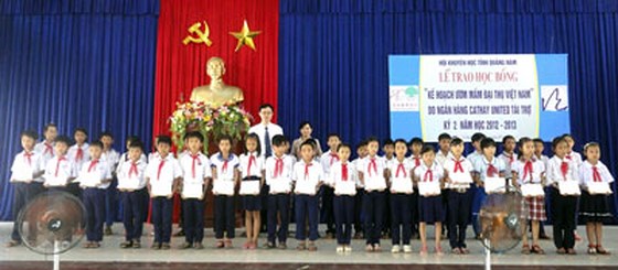 300 triệu đồng tặng học sinh nghèo hiếu học