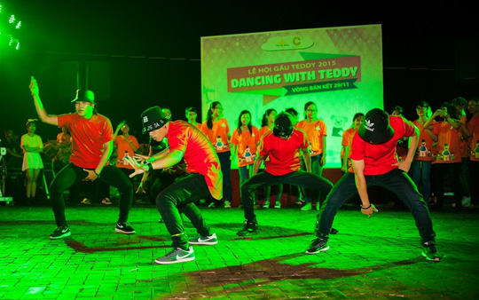 Khán giả đội mưa xem thi nhảy cùng Gấu Teddy