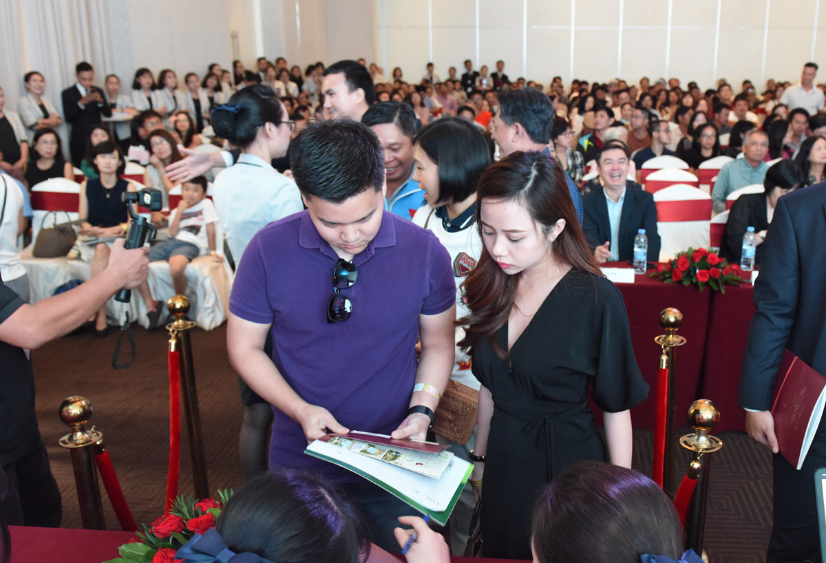 Chen chân mua nhà tại lễ mở bán căn hộ The Peak