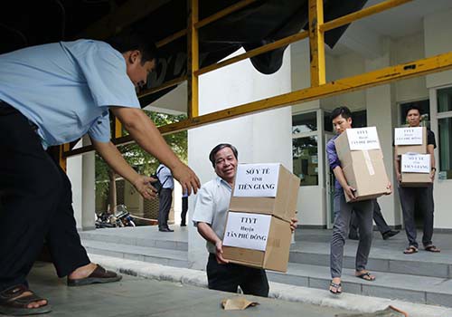 Quỹ Lawrence S.Ting bàn giao dụng cụ và vật tư y tế 4,7 tỉ đồng
