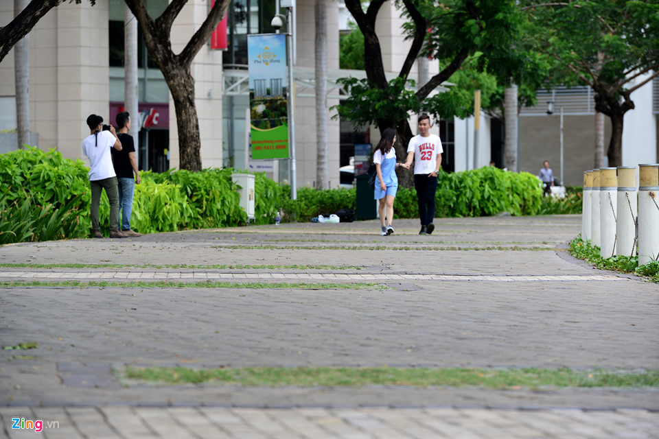 Nền hè phố đi bộ Phú Mỹ Hưng vẫn bền đẹp sau 10 năm