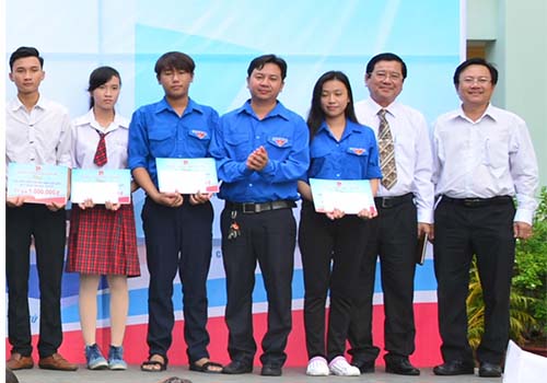 Thêm 1.200 phần quà đến tận tay người nghèo