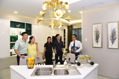 Vợ chồng MC Hồng Phượng xem căn hộ Saigon South Residences đón con đầu lòng