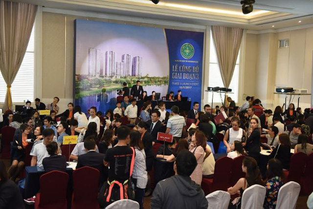 Giáp Tết, người trẻ Sài Gòn vẫn chen chân đi mua nhà