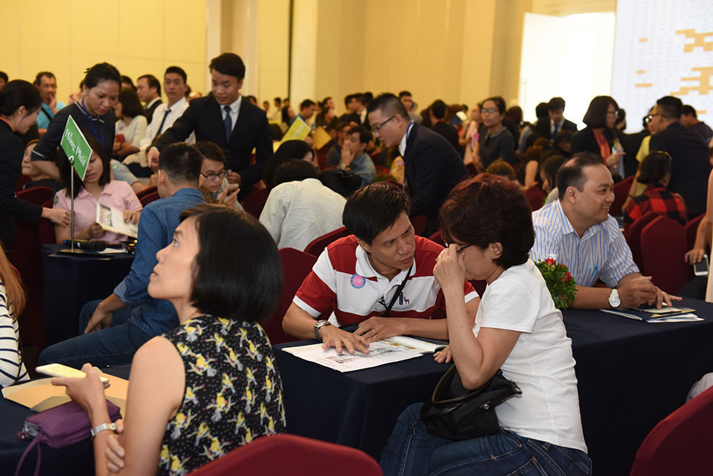 Hàng ngàn người rút thăm mua căn hộ