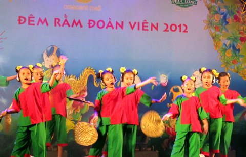 Các ‘thiên thần’ vui trung thu sớm tại TP HCM